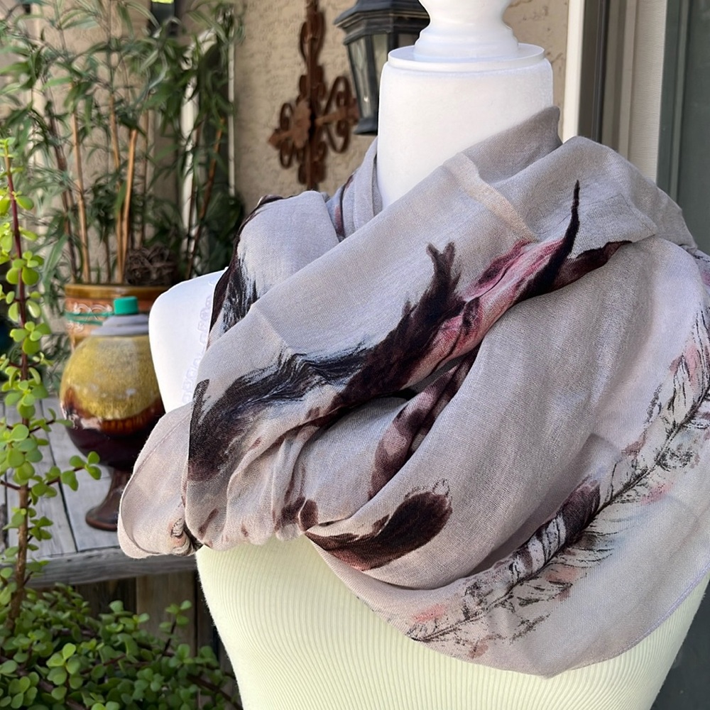 Very light scarf with slight fringe